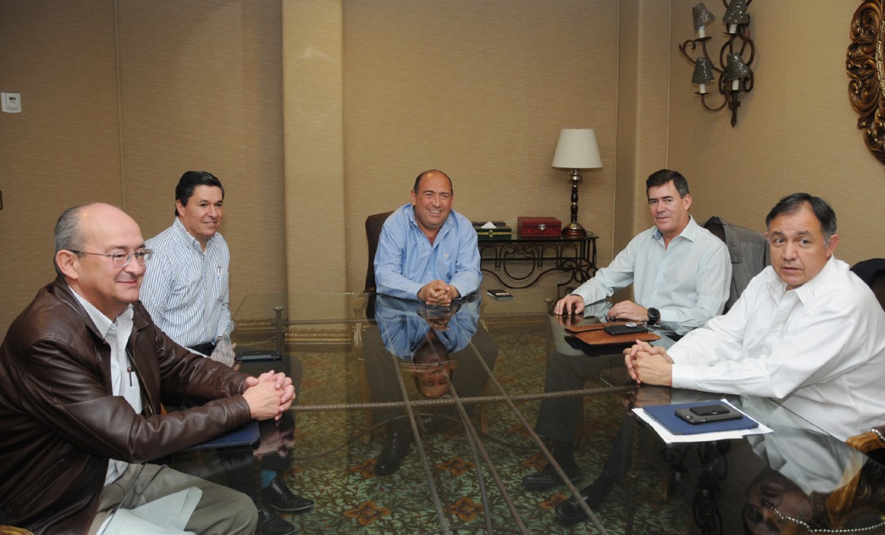 Rubén Moreira comparte a empresarios avances de su administación