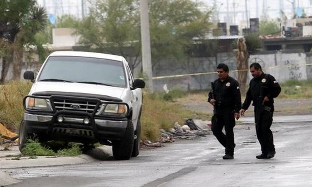 Hallan restos humanos en camioneta en NL