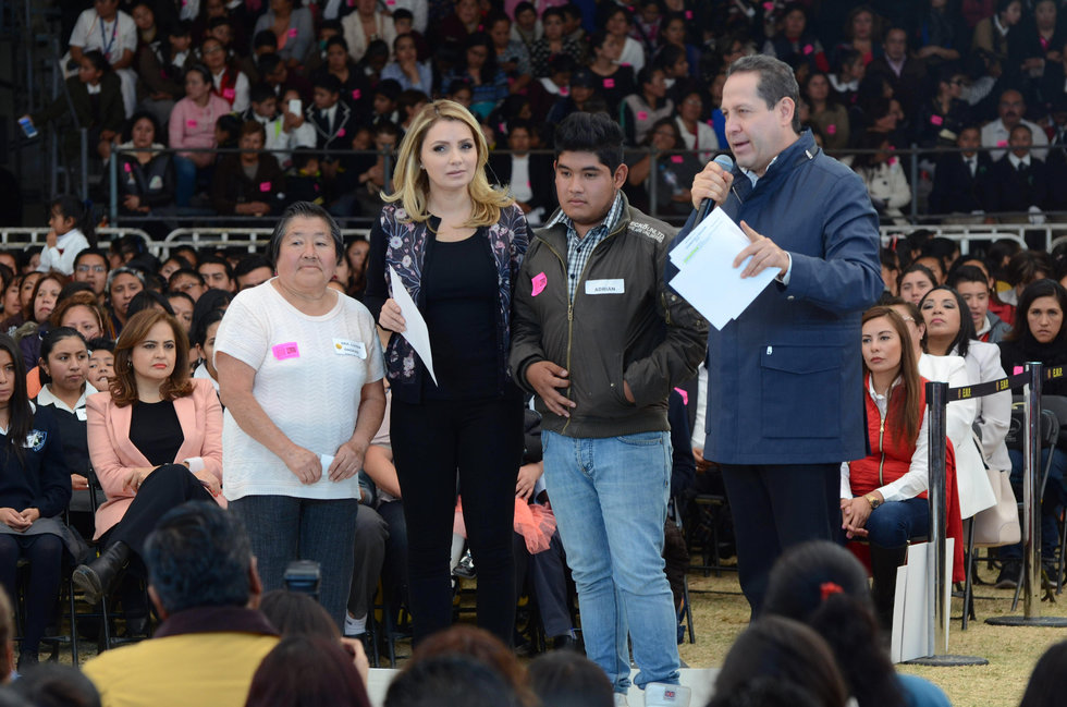 Angélica Rivera entrega apoyos del DIF en Edomex
