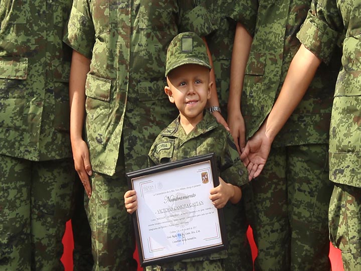 Niña que lucha contra el cáncer <br>es nombrada Soldado Honorario