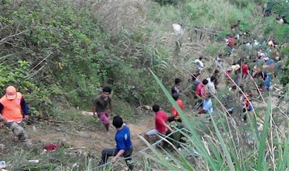 Autobús cae a barranco en Filipinas, hay al menos 26 muertos