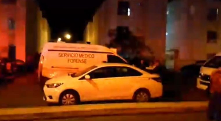 Mujer asfixió a sus dos hijos pequeños, luego se quita la vida