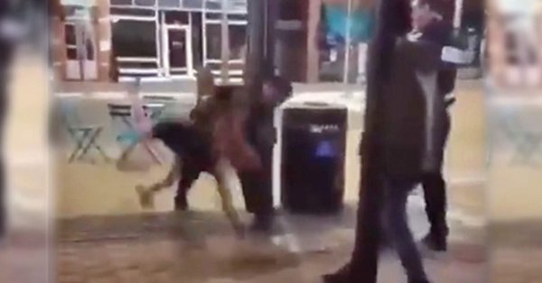 VIDEO: Policía golpea a joven mujer y causa indignción en Colorado