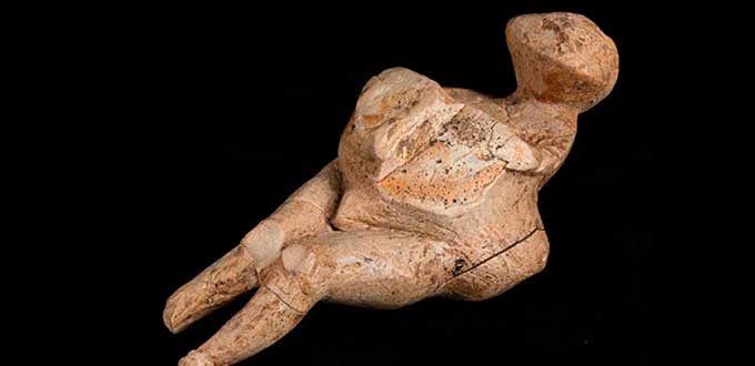 Hallan en Rusia estatuilla de una mujer de 23 mil años de antigüedad