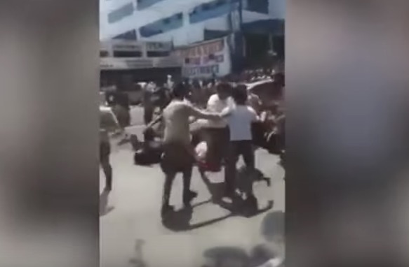 VIDEO: Conductor molesto atropella a 13 estudiantes que protestaban