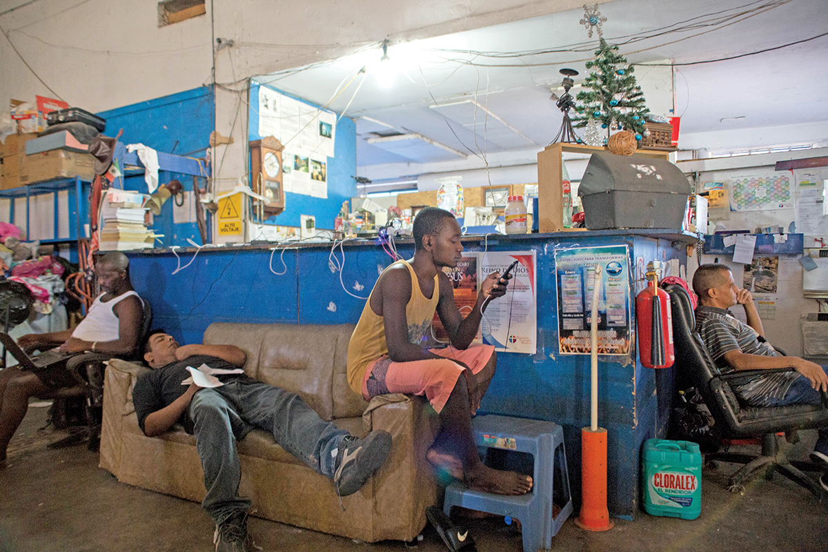 Migrantes haitianos y cubanos con estatus de “inadmisibles” en EUA