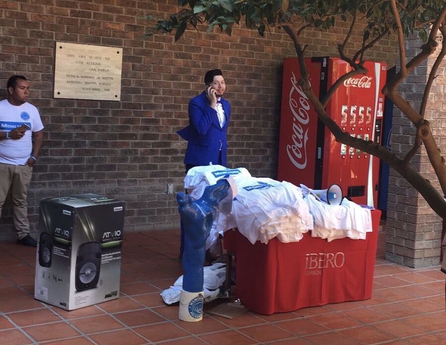 Anaya lleva “acarreados” a debate; desairan sus camisetas