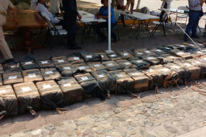 Detienen en Oaxaca a ocho personas que transportaban cocaína en una lancha