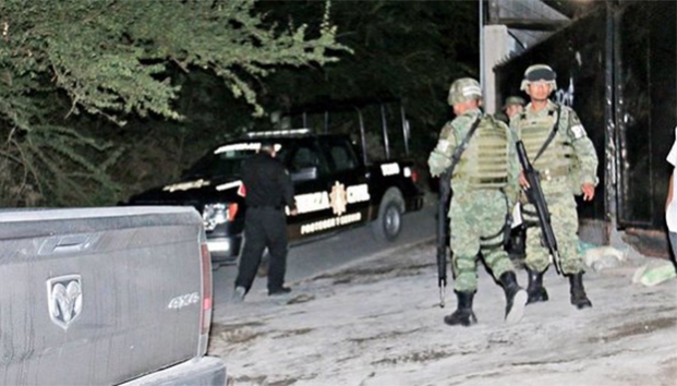 Asesinan a joven y la cuelgan de árbol en Monterrey