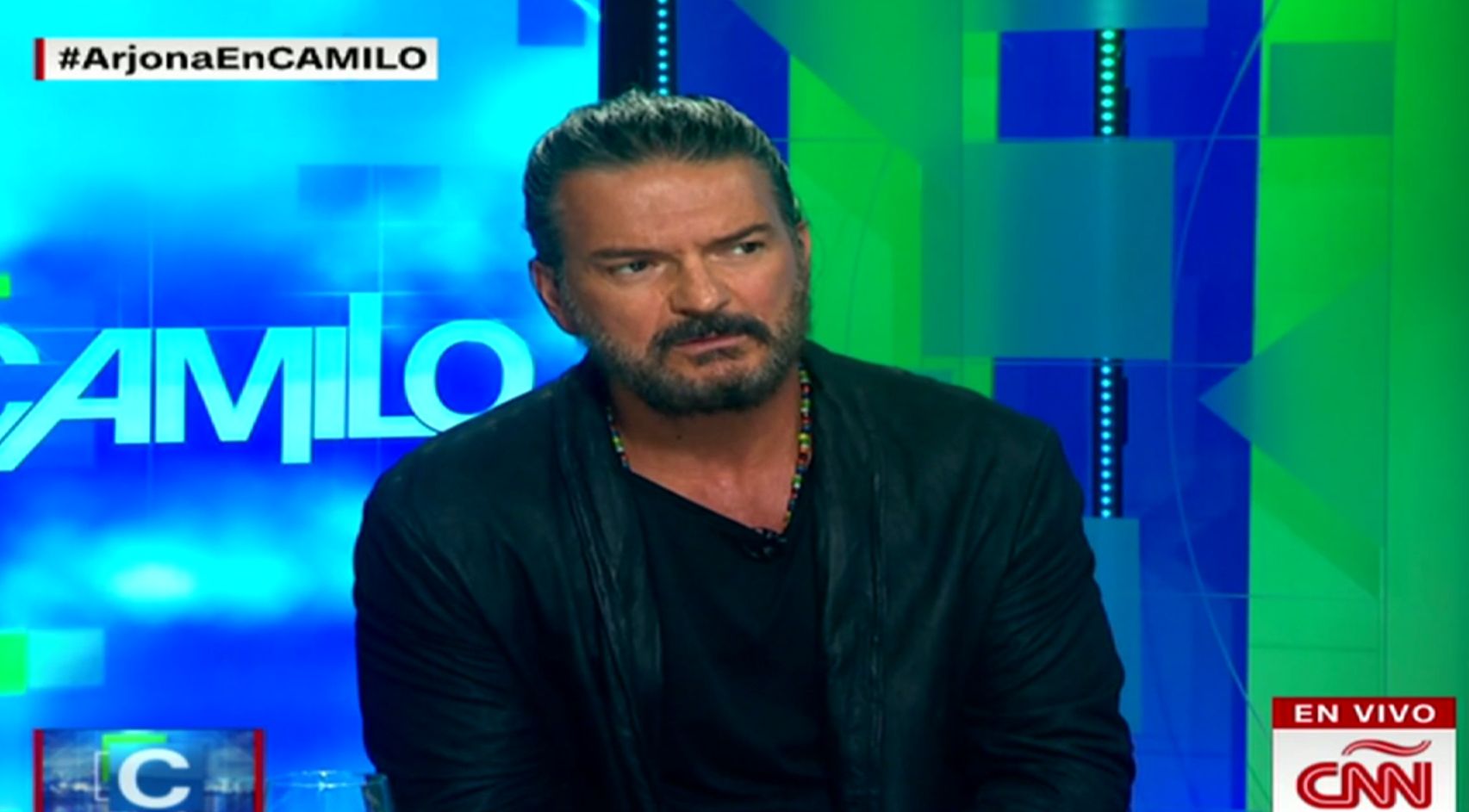 Ricardo Arjona se molesta con periodista y abandona entrevista (VIDEO)