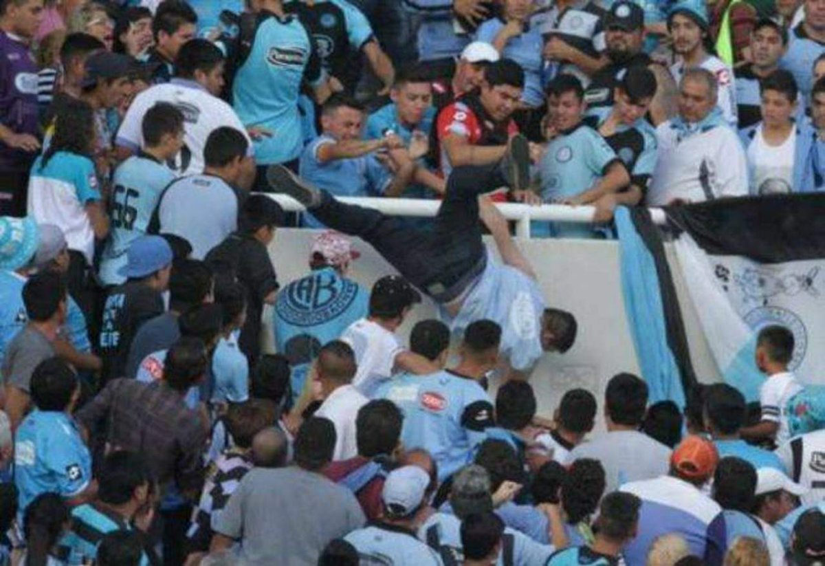 Muere joven tras ser arrojado desde tribunas de estadio argentino
