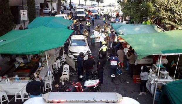 Auto arrolla a 7 personas en tianguis