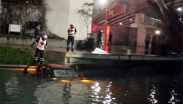 Conductor ebrio cae con auto a Paseo Santa Lucía