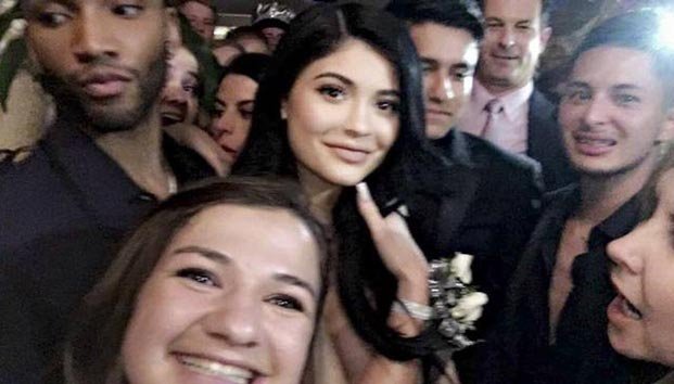 Kylie Jenner provoca revuelo al llegar por sorpresa a una graduación