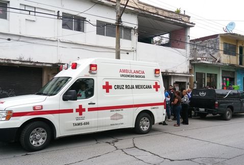 Muere aplastado por vehiculo que reparaba