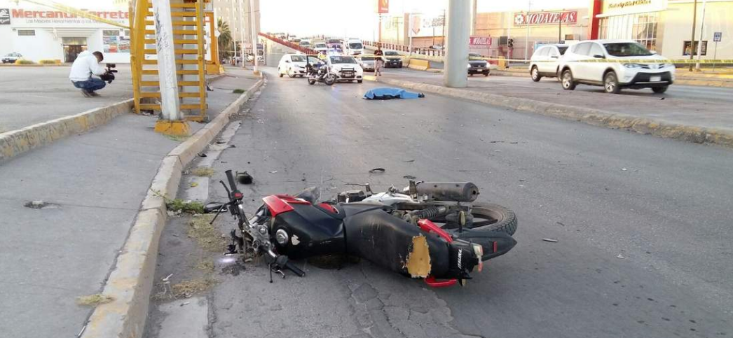 Fallece motociclista al impactarse contra muro de puente en Torreón