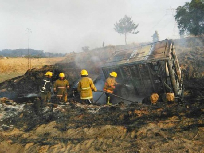 Se incendia camioneta huachicolera con 4 mil litros de combustible