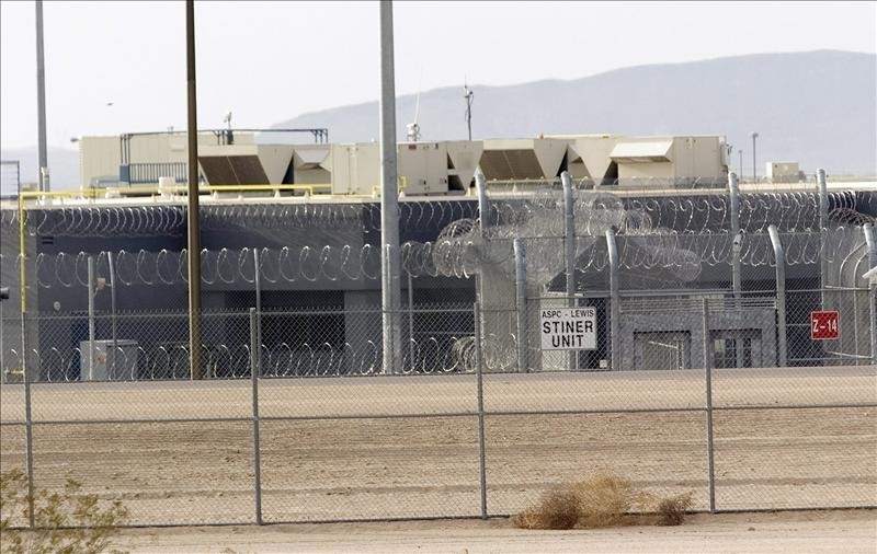Riña por “motivos raciales” en cárcel de Arizona deja cuatro reos heridos