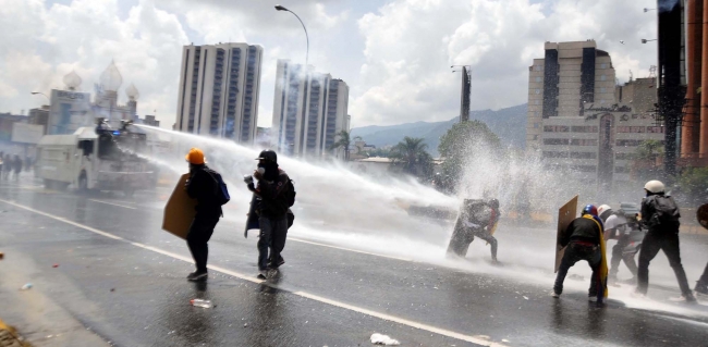 Confirman muertes de estudiante y policía en protestas en Venezuela