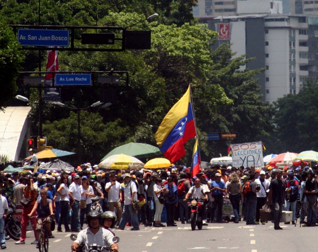 Continúa represión a protestas opositoras en Venezuela