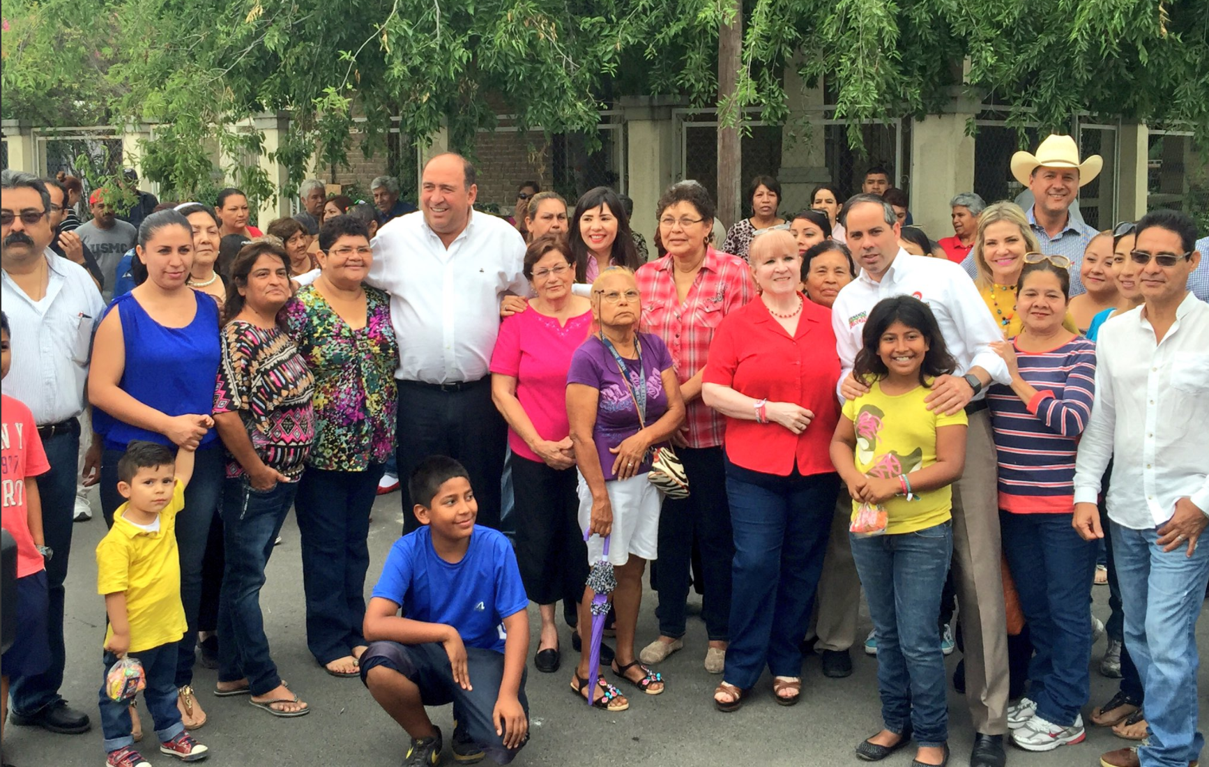 Entrega y supervisa Rubén pavimentación en Piedras Negras