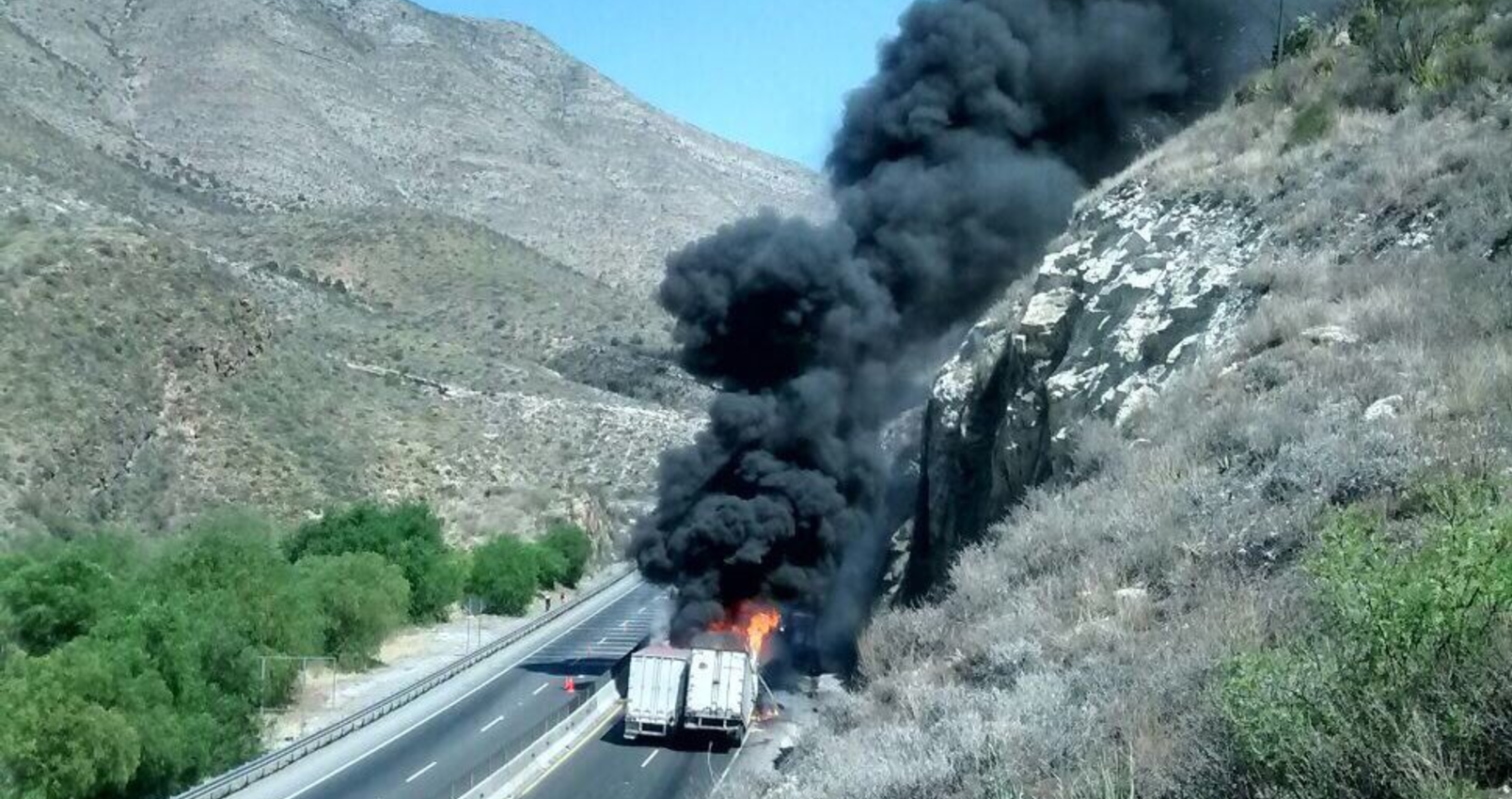 Arden dos trailer tras <br>encontronazo en Los Chorros