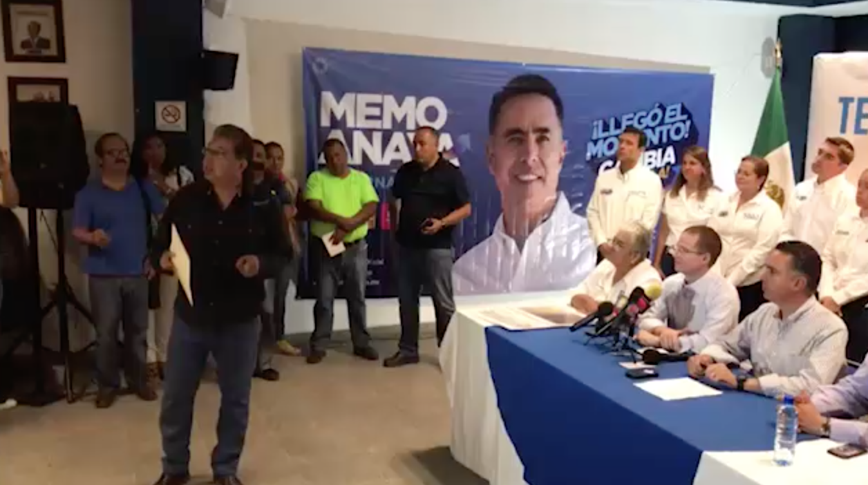 Mienten Reforma y el PAN, acusa <br>profesor y desmiente reportaje