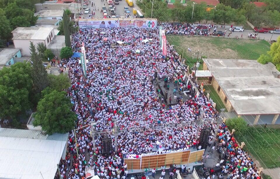 Ante miles, cierra campaña <br>Riquelme en Acuña