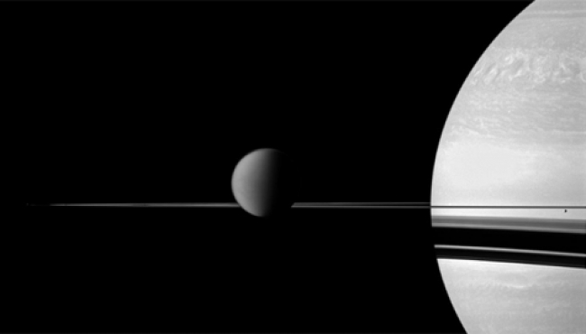 NASA muestra imágenes de bandas de nubes recorriendo Titan, la luna de Saturno