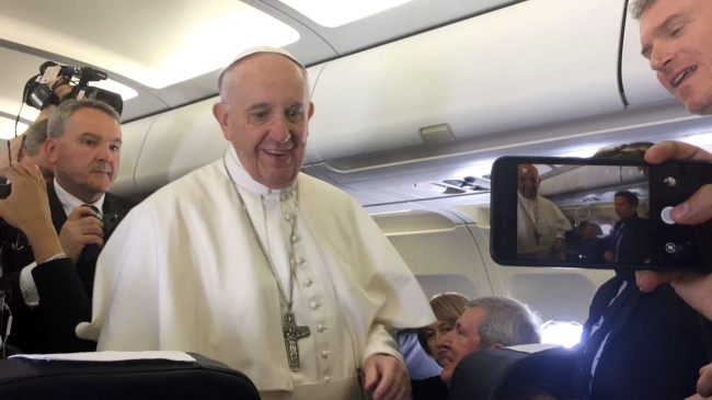 Papa Francisco llega a Portugal y se entrevista con el presidente