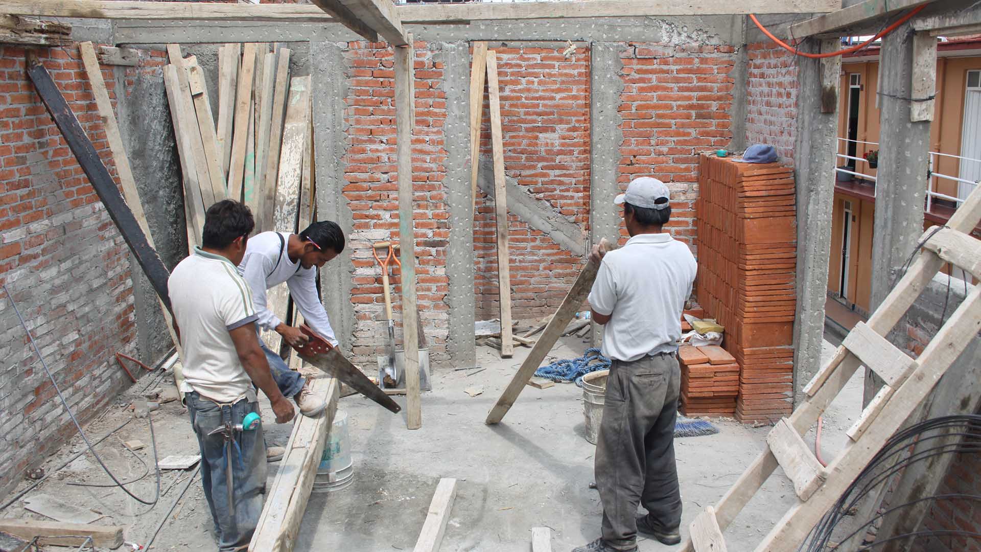 Felicita EPN a albañiles el Día de la Santa Cruz