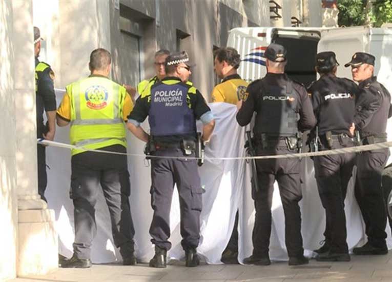 Se desfonda un ascensor en Madrid, dos jóvenes mueren