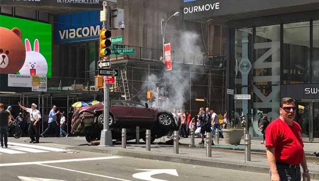 Automóvil atropella a peatones en Times Square