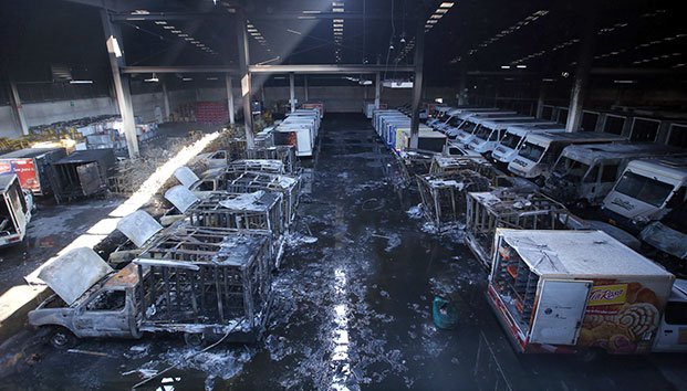 Destruye incendio más de 30 vehículos