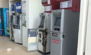Disfrazados de empleados intentan robar cajeros