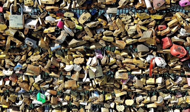 París subastará mañana candados de enamorados