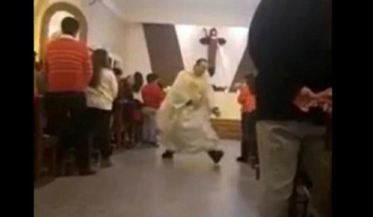(VIDEO) Cura causa sensación al dar misa cantando “Despacito”