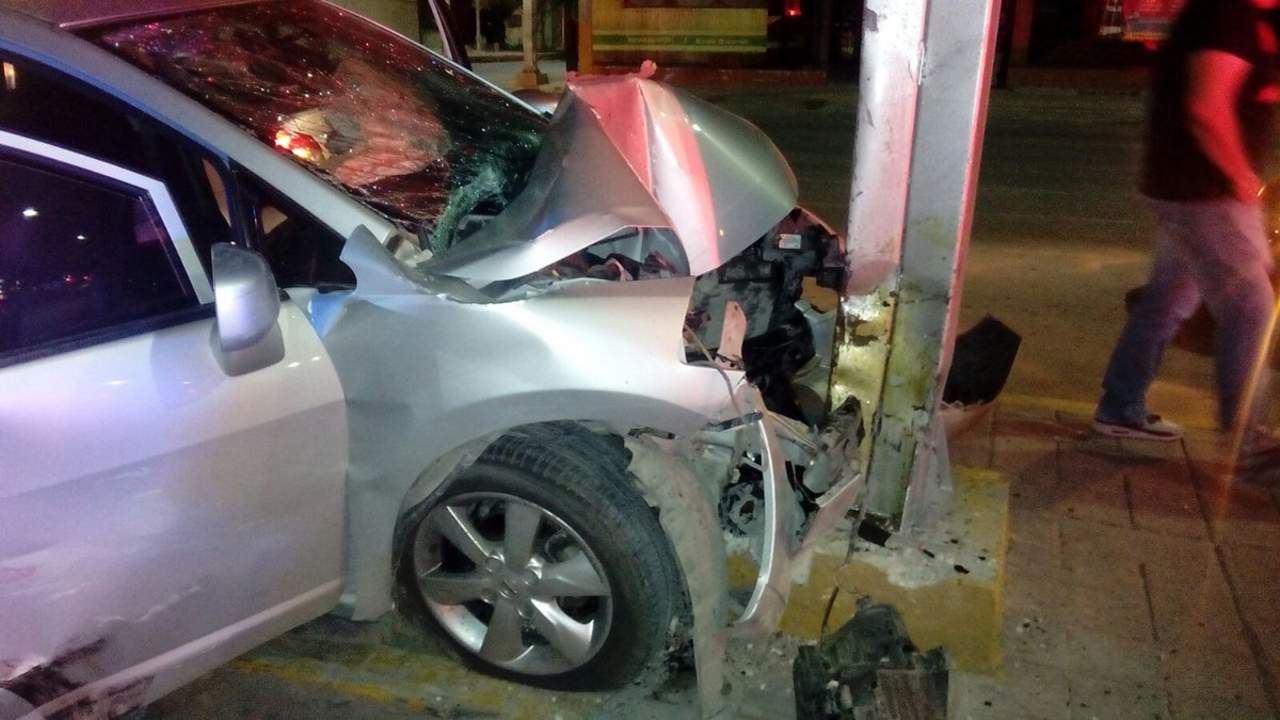 Jóvenes ebrios provocan aparatoso choque en Torreón