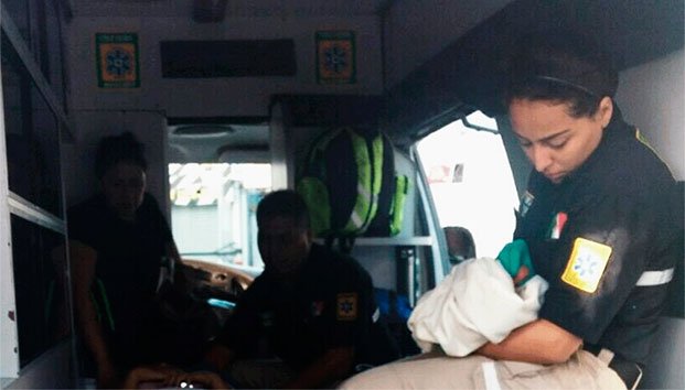 Menor da a luz en una gasolinera de Monterrey