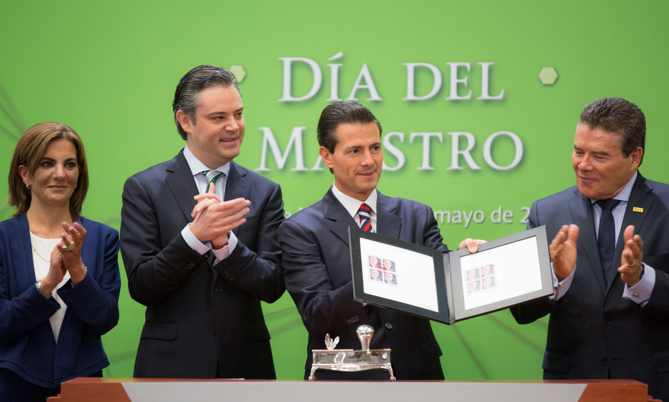 Labor de docentes, fundamental para el desarrollo de México: Peña Nieto