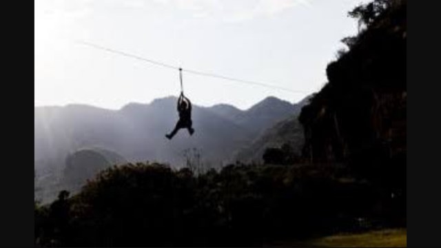 Muere al caer de una tirolesa