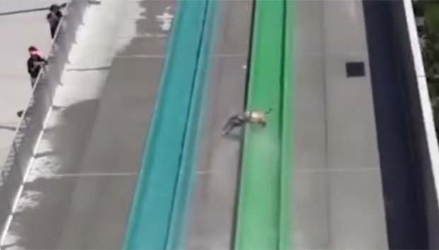 VIDEO: Niño sale volando de un tobogán