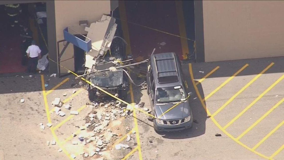 Vehículo arrolla a multitud; mueren tres personas