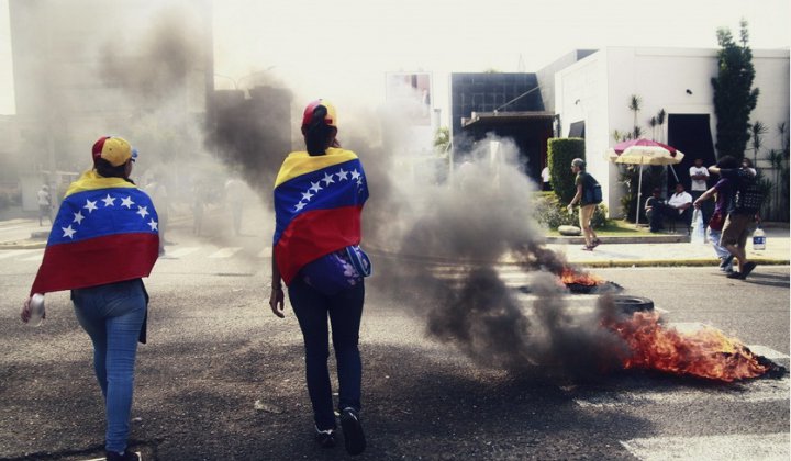Unión Europea urge solución pacífica en Venezuela