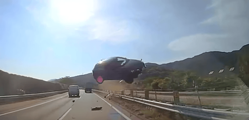 VIDEO: Automóvil se estrella contra autobús en Japón