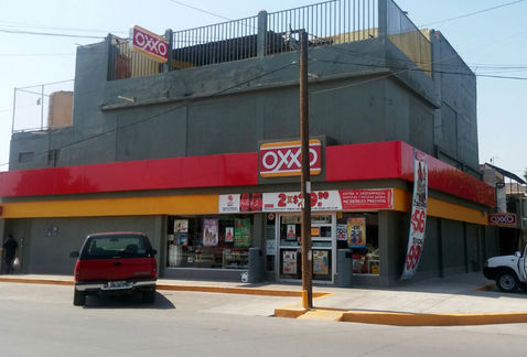 Mujer agrede a cajera por no atenderla rápidamente