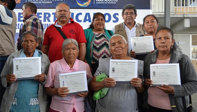 Gobierno federal entrega certificados de primaria y secundaria a repatriados