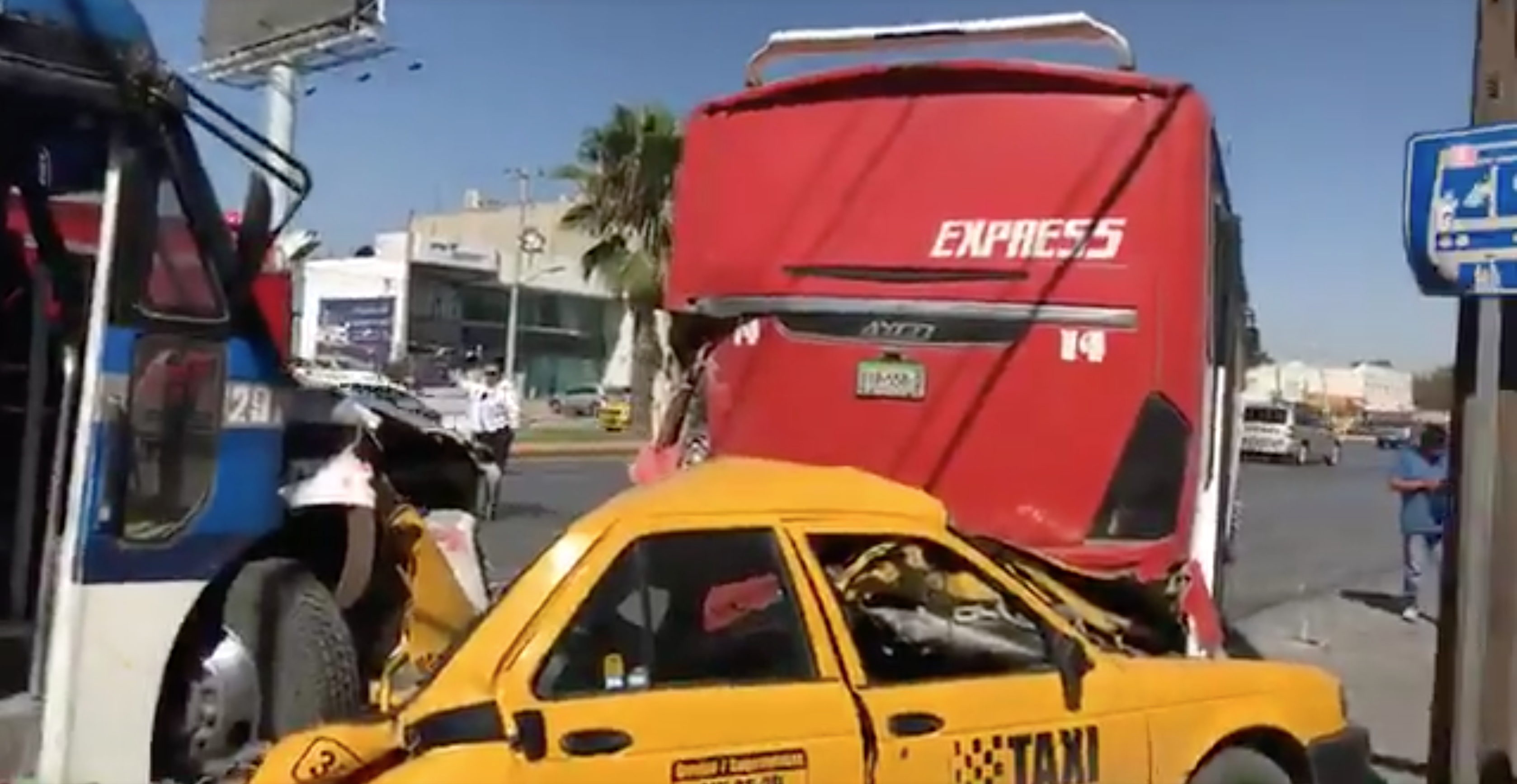 Prensan camiones a taxi en Saltillo; hay varios heridos
