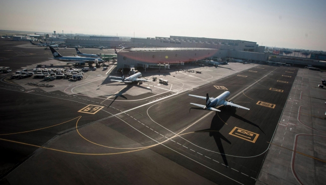 Evacuan aeropuerto en Michigan tras agresión a policía