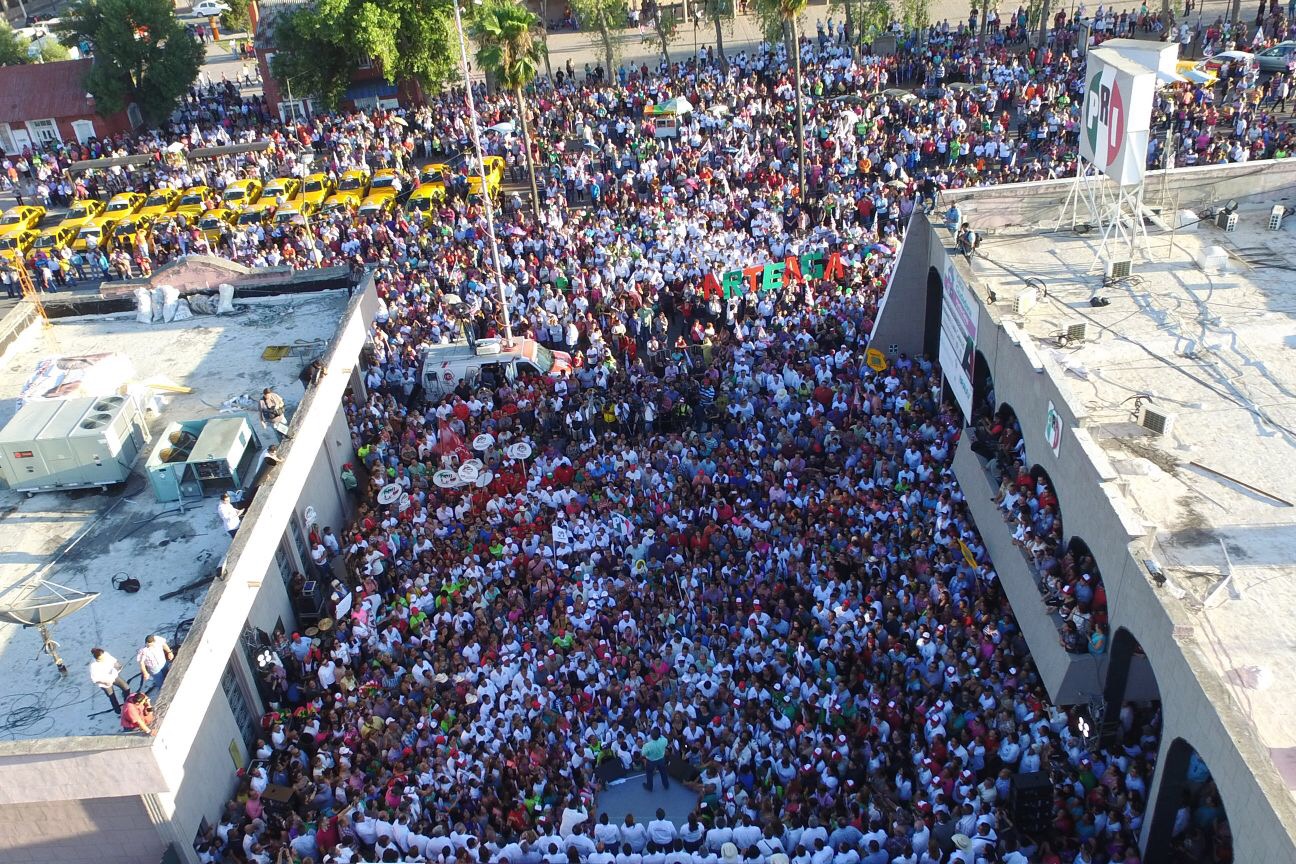 ¡Ya ganamos!, afirma Riquelme ante 20 mil <br> personas que acuden a festejar su triunfo